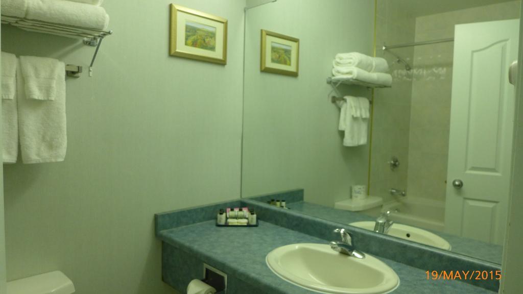 The Bridgeport Inn Fort Mcmurray Zimmer foto